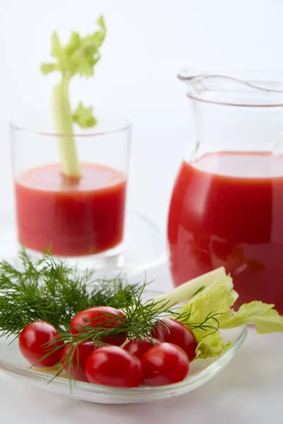 Suco Tomate Com Tomates Fundo Branco — Fotografia de Stock