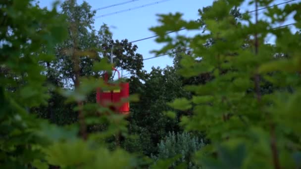 一个空的红色漏斗向上升起 树叶在摇曳 — 图库视频影像