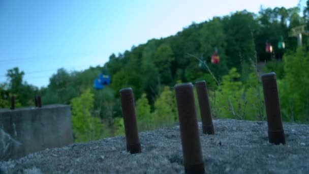 Grandi Bulloni Montaggio Arrugginiti Dall Edificio Distrutto Uscire Sullo Stabilizzatore — Video Stock