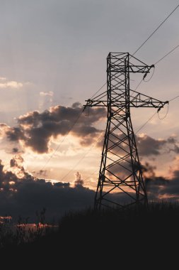 Gün batımında elektrik hatları