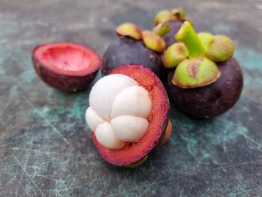 Masanın üzerinde organik mor çene kemikleri, Tayland