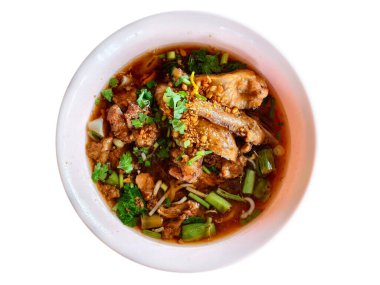 Tay usulü tavuklu şehriye çorbası taze tavuk, pirinç eriştesi, fasulye filizi, kişniş, yeşil soğan ve altın çıtır sarımsak..