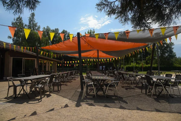 Çadırın altında bir restoran terası. Boş restoran masaları ve sandalyeler. Partiden önce boş bir restoran.