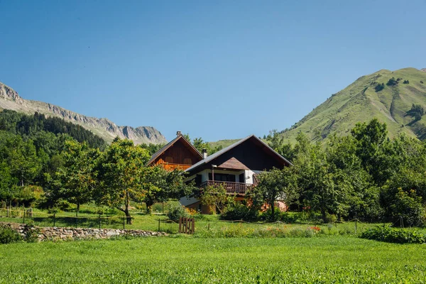 Vista Panorâmica Chalés Montanha Verão Uma Aldeia Montanha Verão — Fotografia de Stock