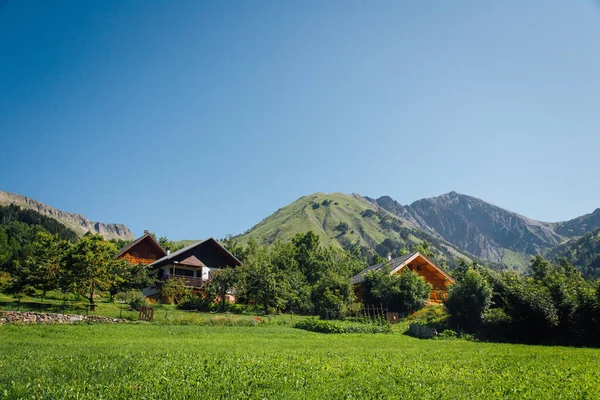 Vista Panorâmica Chalés Montanha Verão Uma Aldeia Montanha Verão — Fotografia de Stock