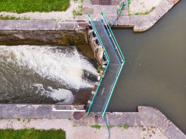 Kilidin havadan görünüşü. Bir su yolu kilidinin havadan görüntüsü.