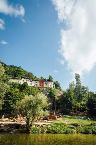 Bulutlara karşı dış binanın manzarası