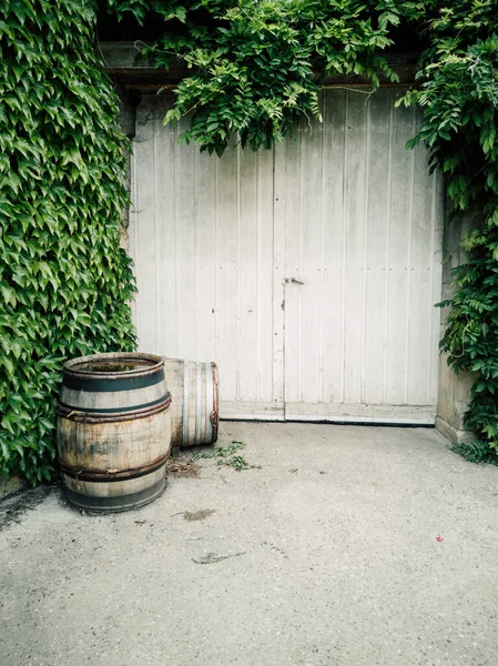 Şaraphane kapısının önündeki eski fıçılar. 