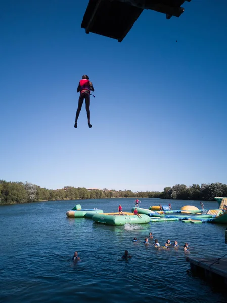Yüksek dalıştan atlayan adamın manzarası