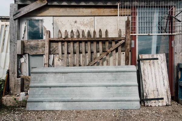 Terk edilmiş eski bir bina. bit pazarı