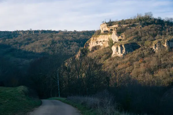 Saint-Romain uçurumlarının manzarası. Kayalık bir dağın manzarası
