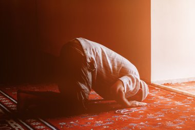 Sakallı adam camide dua
