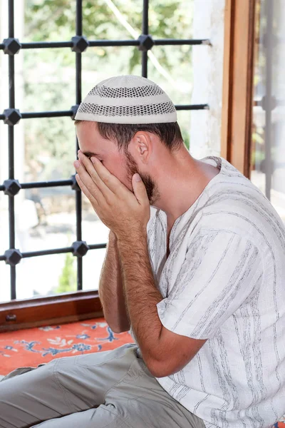 Homem barbudo rezando na mesquita — Fotografia de Stock