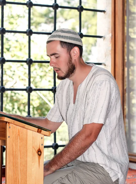 Homem barbudo rezando na mesquita — Fotografia de Stock