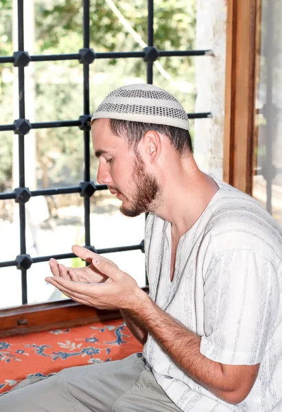 Homem barbudo rezando na mesquita — Fotografia de Stock