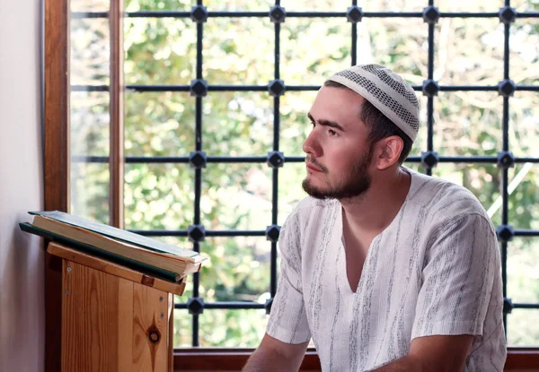 턱수염이 난된 남자는 모스크에서 기도 — 스톡 사진