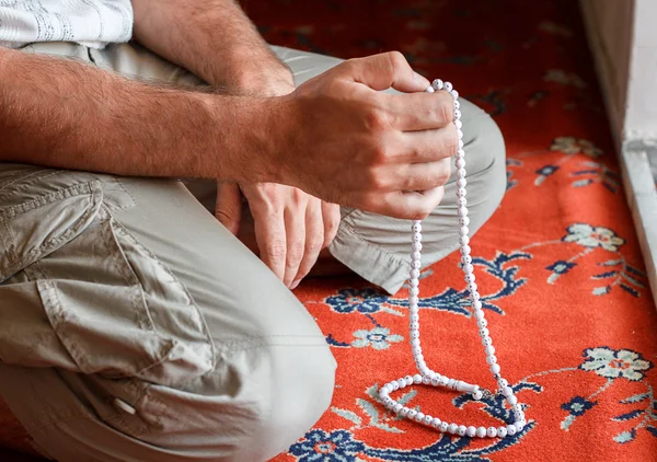 Mani che tengono rosario — Foto Stock