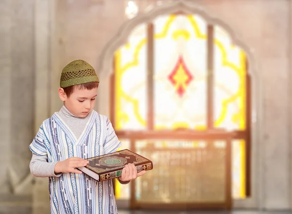 Anak kecil di masjid membaca Al Qur 'an — Stok Foto