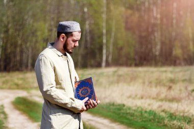 Müslüman adam ölüm onun ellerinde tutuyor