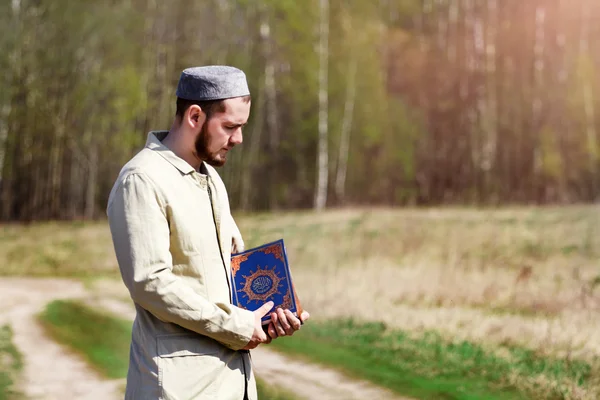 Müslüman adam ölüm onun ellerinde tutuyor