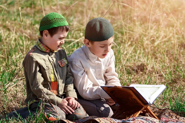 Frère aîné enseigne à un enfant à lire un Coran — Photo