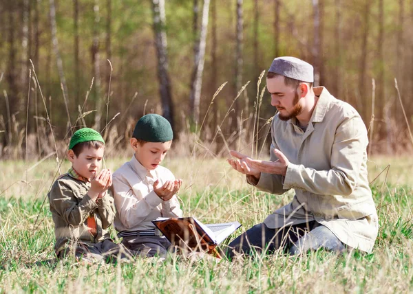 Padre insegna ai bambini a leggere il Corano — Foto Stock