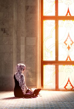 Camide namaz kılan bir kadın.