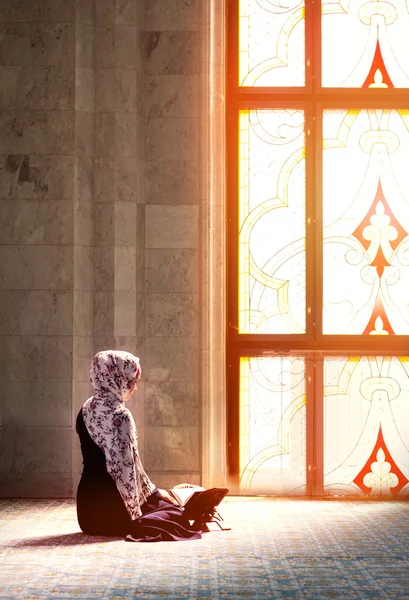 사원에서 기도하는 여자 — 스톡 사진