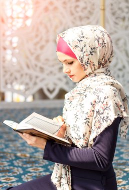 Camide namaz kılan bir kadın.