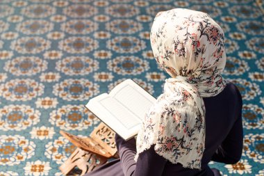 Camide namaz kılan bir kadın.