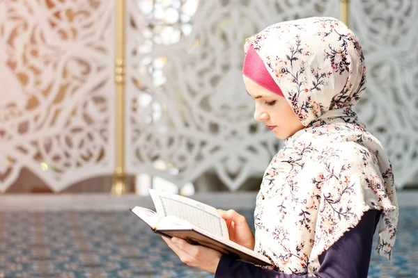 Жінка молиться в мечеті — стокове фото