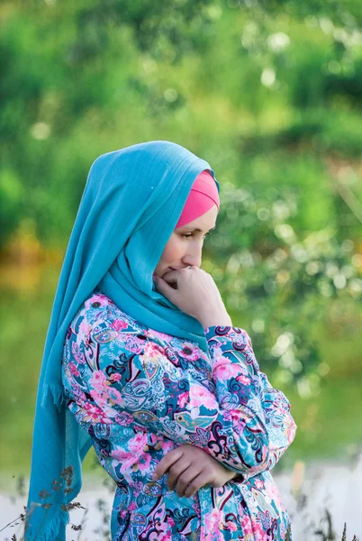 Donna musulmana vicino al fiume — Foto Stock