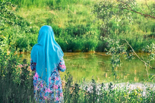 Wanita Muslim di dekat sungai — Stok Foto