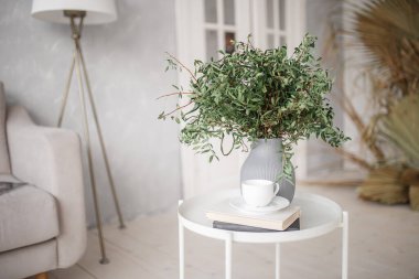 Kanepesi olan bir ışık odası..