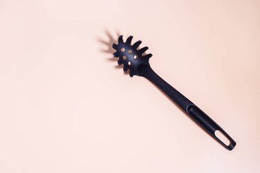 Bej renkli arka planda spagetti kaşığı..