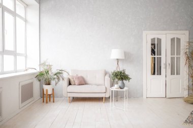 Kanepesi olan bir ışık odası..