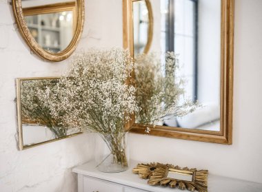 Aynalı bir ışık odasının içi.