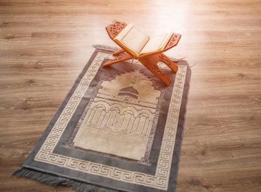 Güneşin altında Kuran-ı Kerim