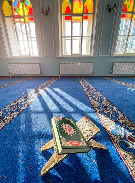 Qur Kitab Suci Umat Islam Masjid — Stok Foto