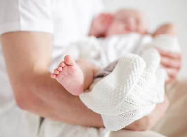 Küçük çocuk babanın ellerinde...