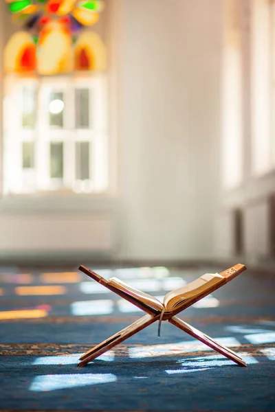 Kuran, camideki Müslümanların kutsal kitabı.