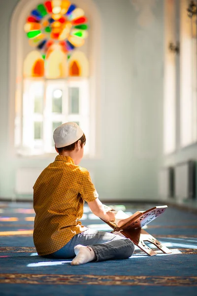 Little Boy Mosque Read Quran — Stock Photo, Image