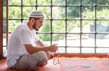 Sakallı adam camide dua