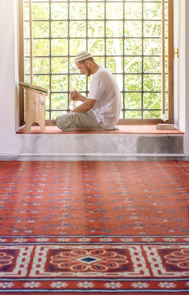 Pria berjenggot berdoa di masjid — Stok Foto