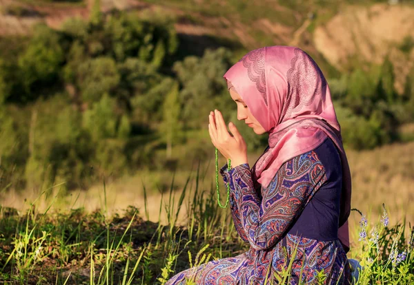 Kutsal Kur'an okuma ve açık havada dua Müslüman kadın