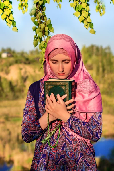 Mulher Muçulmana Lendo o Alcorão Sagrado e orando ao ar livre — Fotografia de Stock