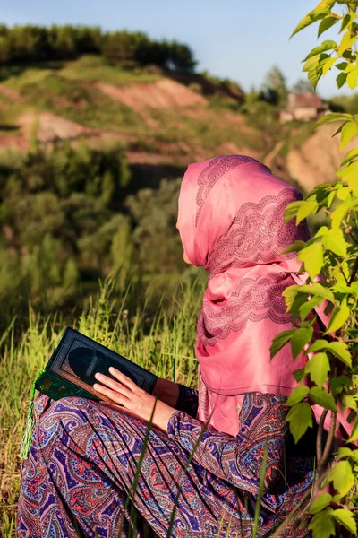 Wanita Muslim Membaca Quran suci dan berdoa di luar ruangan — Stok Foto