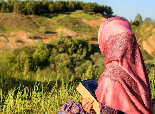 Kutsal Kur'an okuma ve açık havada dua Müslüman kadın