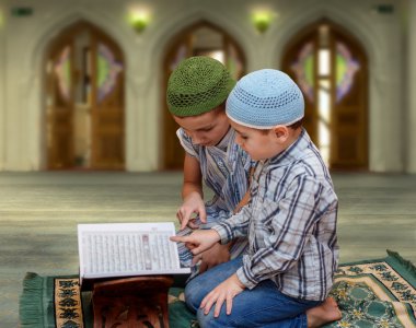 Camideki küçük çocuk Kuran okudu.