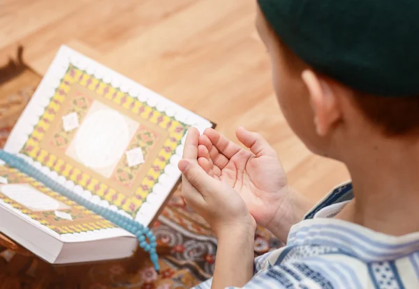 Little boy in the mosque read the Quran — Stock Photo, Image